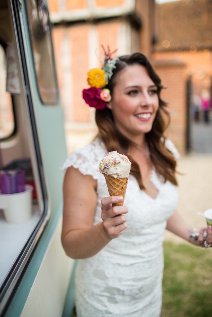 🍦D E L I G H T S 🍦

Who's ready for some ice cream this weekend like our beautiful bride, Louise? 🍨😋

🍦 <a href="/WallingsIce/">Wallings Ice Cream</a> 
📸 <a href="/binkynixon/">Binky Nixon</a>

#icecream #wedding #bride #countrywedding #buckinghamshireweddingvenue