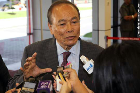 RajaPetra's tweet photo. "Dato’ Seri Zahid must now ask himself whether his continued leadership is serving the best interests of UMNO, or his own? In the current political climate, I believe he can save UMNO by offering to sacrifice himself," Tunku Abdul Aziz. https://t.co/voM8MMmrcq