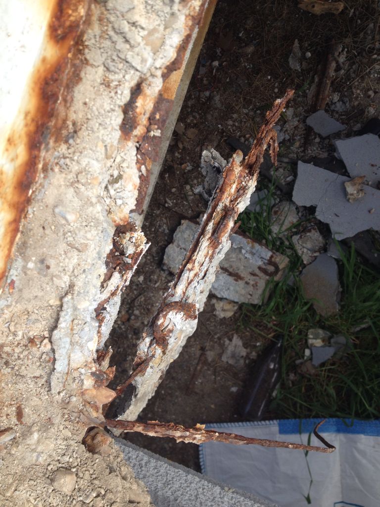 avManzanares's tweet photo. ⚠️Nos alarma el estado de la pasarela que une el barrio con la Casa de Campo. La oxidación es evidente y las piedras desprendidas del pavimento pueden caer a la M30. Se lo dijimos a la concejala @Loretosord. Volvemos a pedir una intervención urgente. https://t.co/dDQZbIOSkE