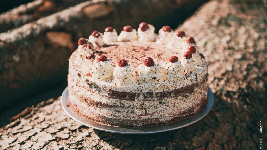 ドイツ観光局 ドイツで一番有名なケーキといえば 黒い森のさくらんぼケーキ バーデン バーデンなどの町がある南西ドイツの黒い森が故郷で キルシュヴァッサー と呼ばれるサクランボ蒸留酒をたっぷり使った香り高い味わいです 生クリームの食感も ドイツ観光局 ドイツで一番有名なケーキといえば 黒い森のさくらんぼケーキ バーデン バーデンなどの町がある南西ドイツの黒い森が故郷で キルシュヴァッサー と呼ばれるサクランボ蒸留酒をたっぷり使った香り高い味わいです 生クリームの食感も
