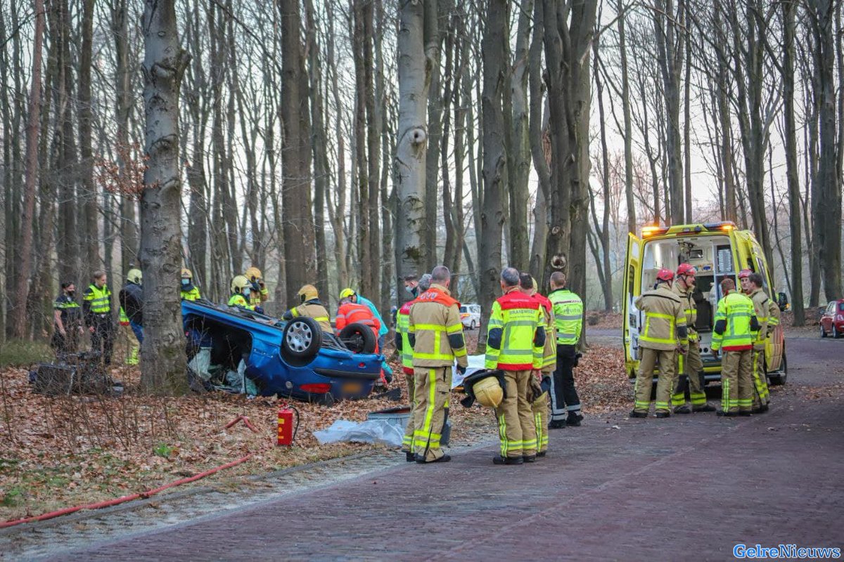 Motorblok uit auto geslingerd bij ongeval: bestuurder zwaargewond -..