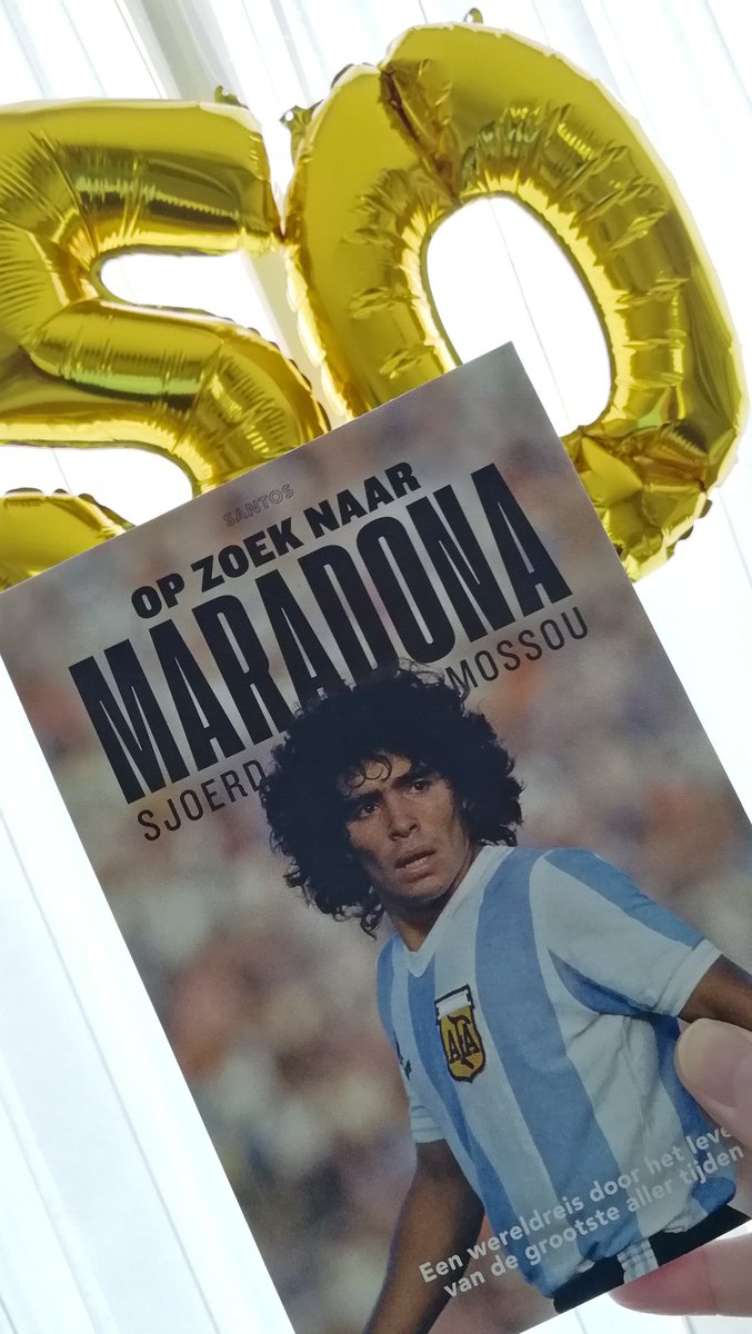 CharlesVos's tweet photo. @SANTOS_Magazine @sjoerdmossou In mijn hoofd heb ik nog de souplesse van Diego, de ballonnen beweren echter wat anders. Het boek was een zéér gewenst, en gelukkig ook gekregen, kado. https://t.co/2pa3IAHYBH https://t.co/S6eZsa7tgP