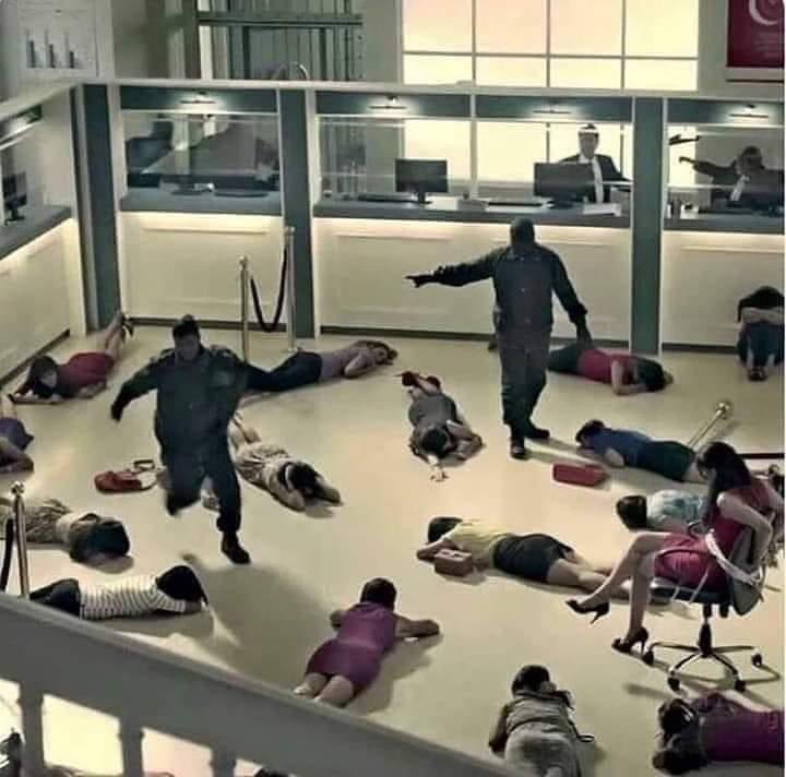 RİSK ALMAK 

Amerika'nın NewYork şehrinde bir soygun sırasında hırsız banka içindeki çalışanlara bağırdı:
Kıpırdamayın! para devletin, hayatınız da sizindir.
Yani herkes sessizce uzansın..
"Buna anlık akılla ikna denir "
Hırsızlar çalmayı bitirince üniversite mezunu olan en
++