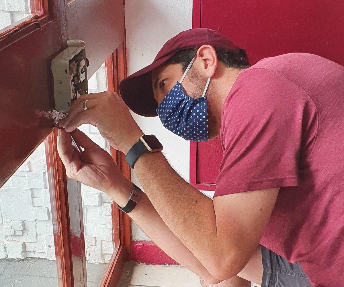 LEISAADMI's tweet photo. Estamos #reparando una #chapa de un #interfon #intec https://t.co/6YT4I6iXll