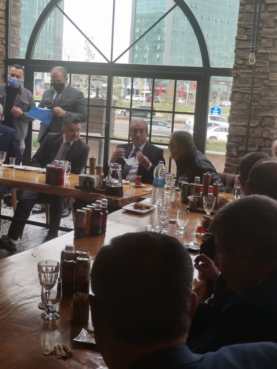 siverek_g's tweet photo. Açılışa katılan Şanlıurfa Ziraat Odası Başkanları Tarım ve Orman Bakan Bekir Pakdemirli ile görüşüp Şanlıurfa bölgesindeki mercimekte rekolte düşüklüğü ve incelemeye alınan desteklemeler hakkında çiftçilerin yaşadığı sorunları birinci ağızdan ileti. https://t.co/YZVuoLyilK
