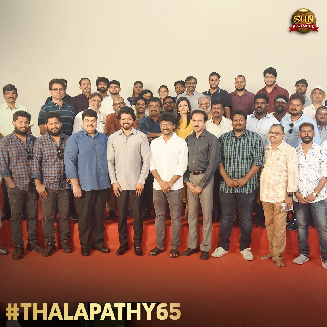 AlangarCinemas's tweet photo. #Thalapathy65 Pooja ❤🔥
How smart he is 😻 https://t.co/QWyndnrwkY