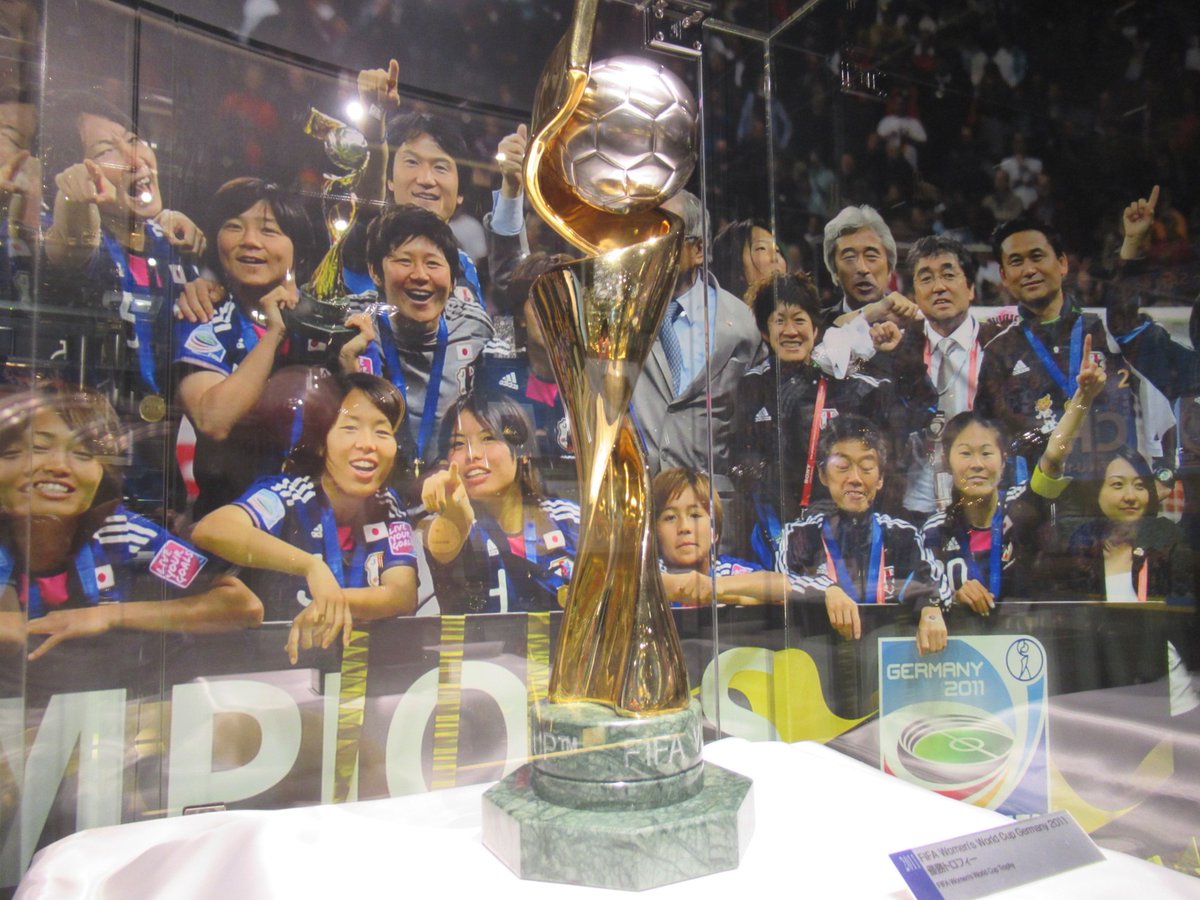 日本サッカーミュージアム 館外展示していたfifa 女子ワールドカップ ドイツ 11 優勝トロフィーを当館地下2階に再展示しました また現在1階エントランスでは同大会の優勝メンバーが東京オリンピック聖火リレーで実際に使用したトーチと聖火ランナー