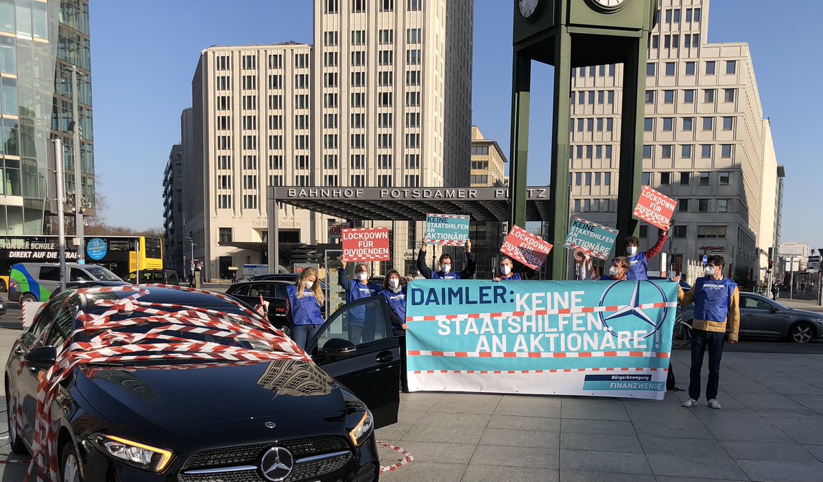 Daimler will heute auf seiner Hauptversammlung für das Geschäftsjahr 2020 eine Dividendenausschüttung von 1,4 Mrd. Euro beschließen - obwohl der Konzern massiv von Staatshilfen profitierte. Dagegen protestieren wir heute auf dem Potsdamer Platz: Keine Staatshilfen an Aktionäre!