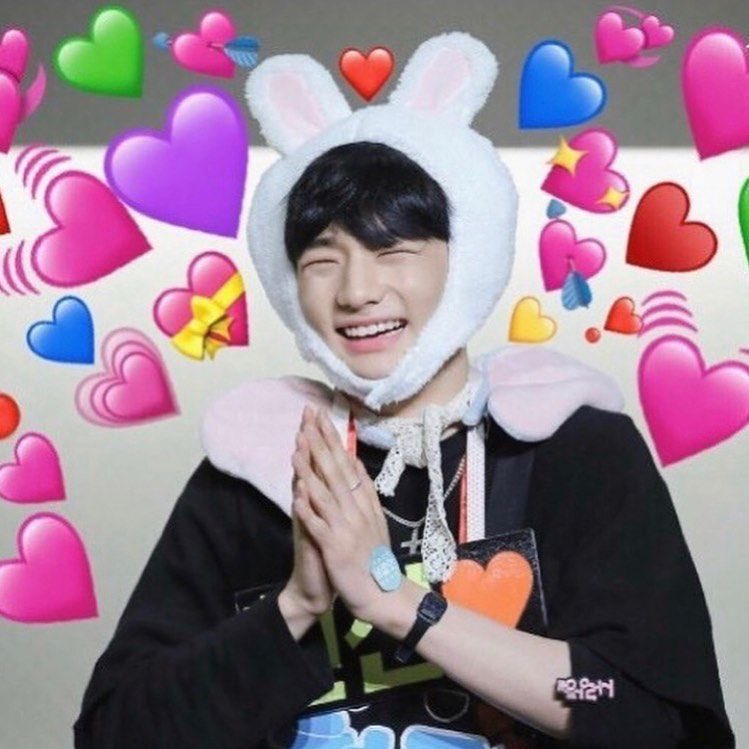 reIihyun's tweet photo. forgot to twt about this yesterday since i was a bit busy but my hyunjin shirt from @lauvanter @hellauv finally came home 🥺🤧 can't wear to wear this ❣️ #hellauvfeedbacks https://t.co/uF6iQcaQq4