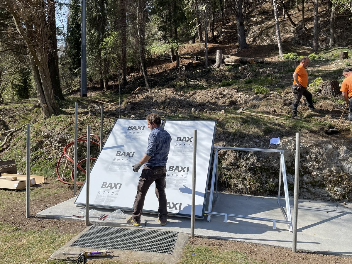 PrimalpeCanzo's tweet photo. Ieri a #Primalpe installazione dei pannelli solari termici per riscaldare l’acqua sanitaria con il sole e la natura, forte! A breve saranno in funzione. Grazie al progetto #ersaf @RegLombardia https://t.co/guIKX21zDD