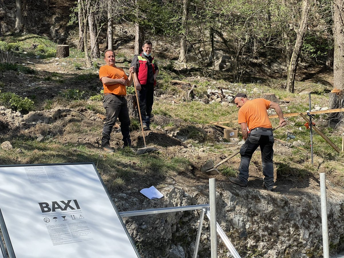 PrimalpeCanzo's tweet photo. Ieri a #Primalpe installazione dei pannelli solari termici per riscaldare l’acqua sanitaria con il sole e la natura, forte! A breve saranno in funzione. Grazie al progetto #ersaf @RegLombardia https://t.co/guIKX21zDD
