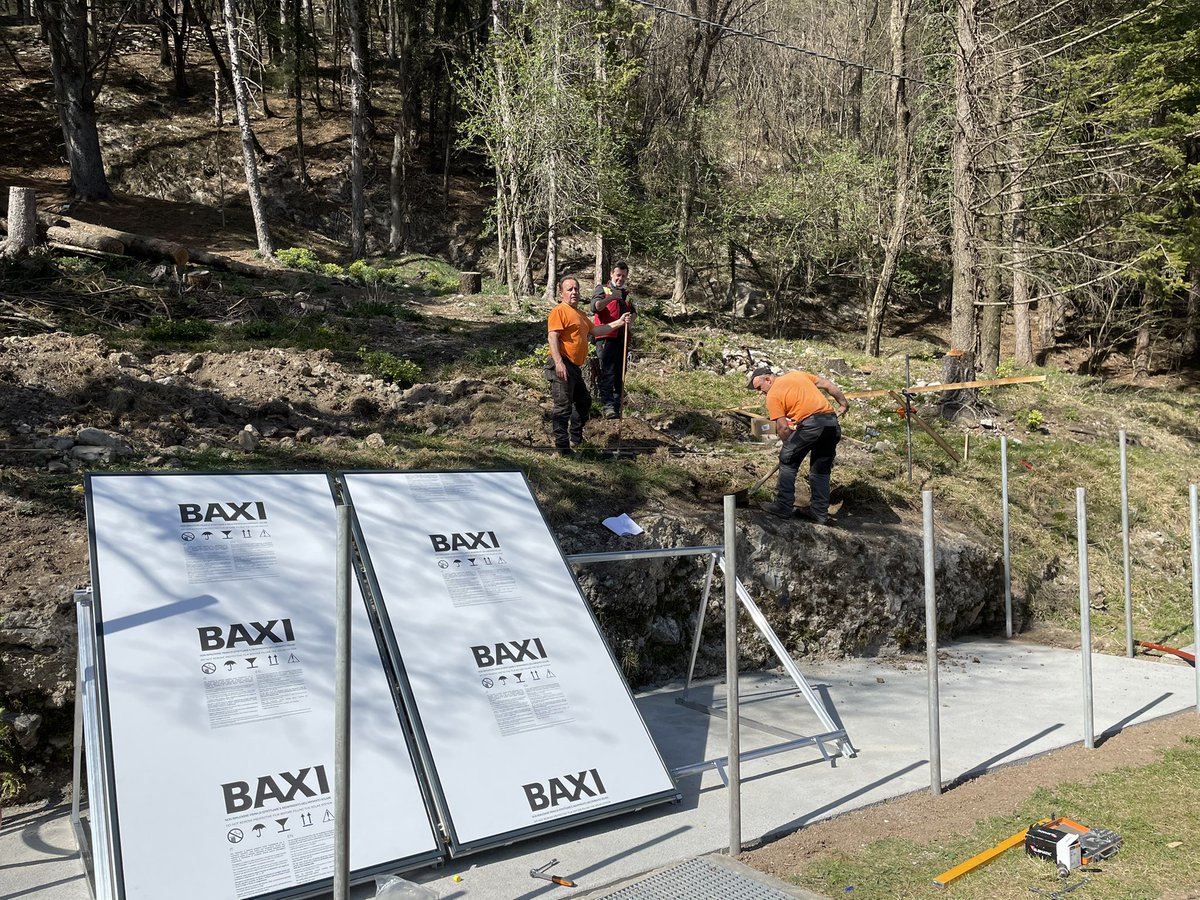 PrimalpeCanzo's tweet photo. Ieri a #Primalpe installazione dei pannelli solari termici per riscaldare l’acqua sanitaria con il sole e la natura, forte! A breve saranno in funzione. Grazie al progetto #ersaf @RegLombardia https://t.co/guIKX21zDD