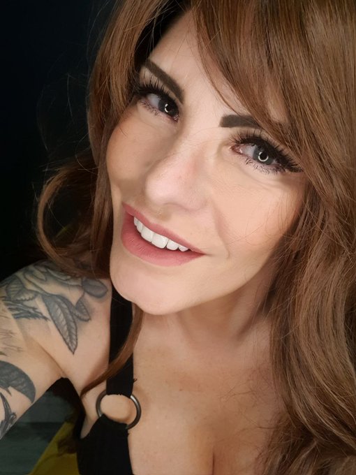 It's such a beautiful day today! Please everyone, make the most of it but stay safe! 💋❣️😍 https://t.<a href="/tag/scoundrels"class="tags"><span>#scoundrels</span></a>