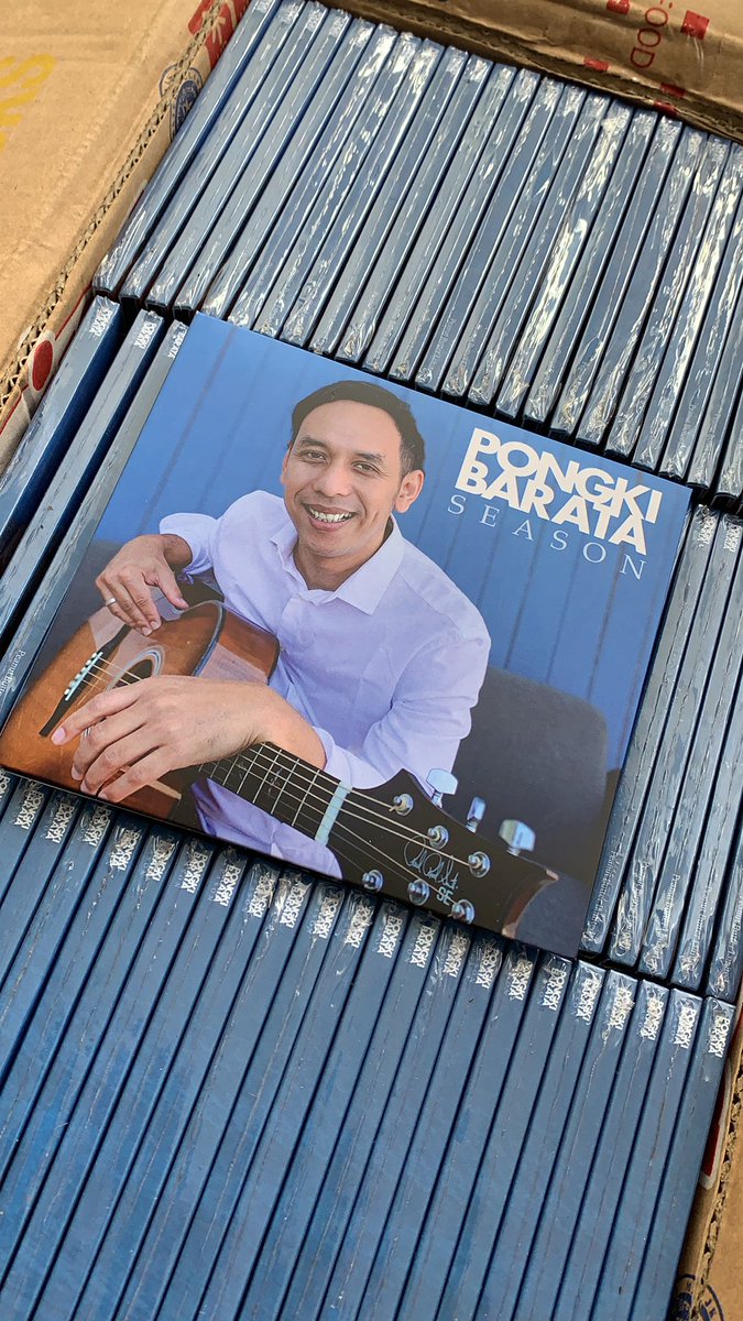 Saking gak tau mau ngapain lagi.. saya nyetak CD album baru saya aja. Rasanya kayak nulis surat manual pakai bolpen dan kertas, bukan email atau wa.  Romantis. Yang mau beli tunggu tgl PO nya ya.. yang gak mau, tolong bantu RT aja :)