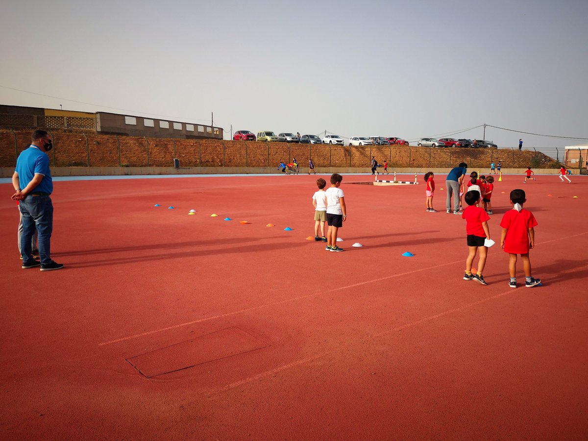 Deportes_Telde's tweet photo. @DiegojedaNC @Ayun_Telde visita la Escuela de Atletismo Rubรฉn Palomeque #3COMsquad
#telde #deportestelde #actividadfisica
#atletismo #atletismocanario
+informaciรณn๐
https://t.co/KabV6VoPhn https://t.co/Pfq5rCFX7Q