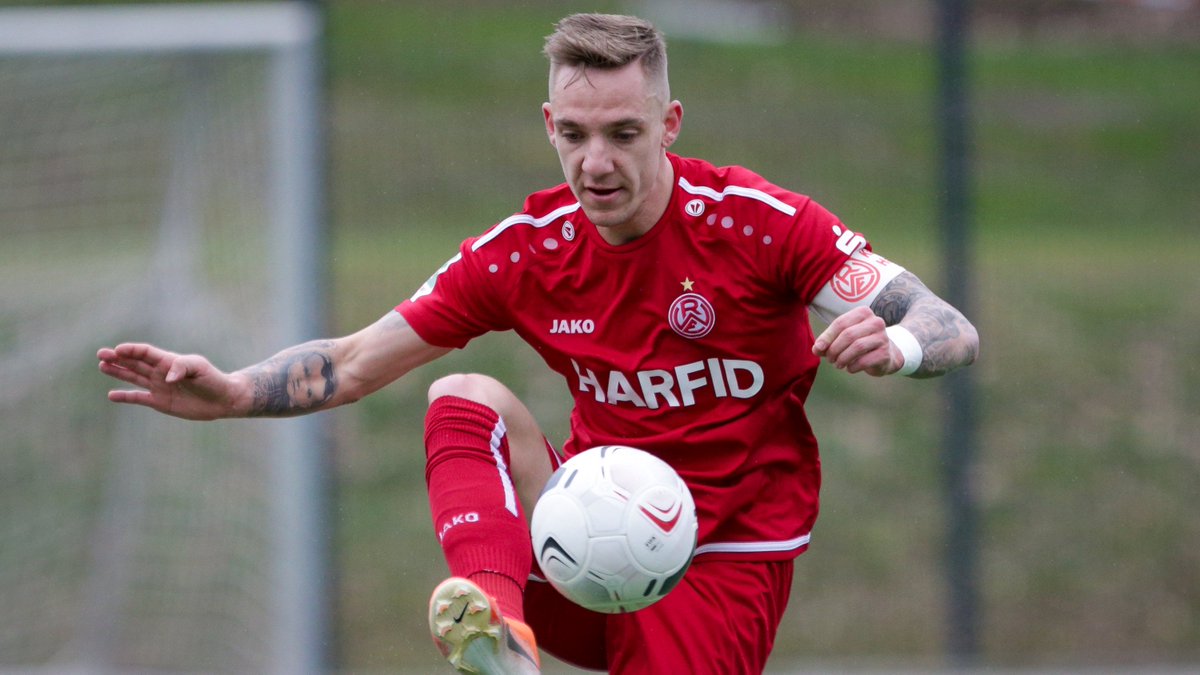 rot_weiss_essen's tweet photo. 🔥 ©️ #Capitanos Binde: In der neuesten #rotweissen Auktion habt ihr die Chance auf das signierte Kehl-Gomez-Unikat aus der Saison 2019/2020 👉https://t.co/pWPcTnBQz4
#immeRWEiter #nurderrwe https://t.co/aoSXrHibQs