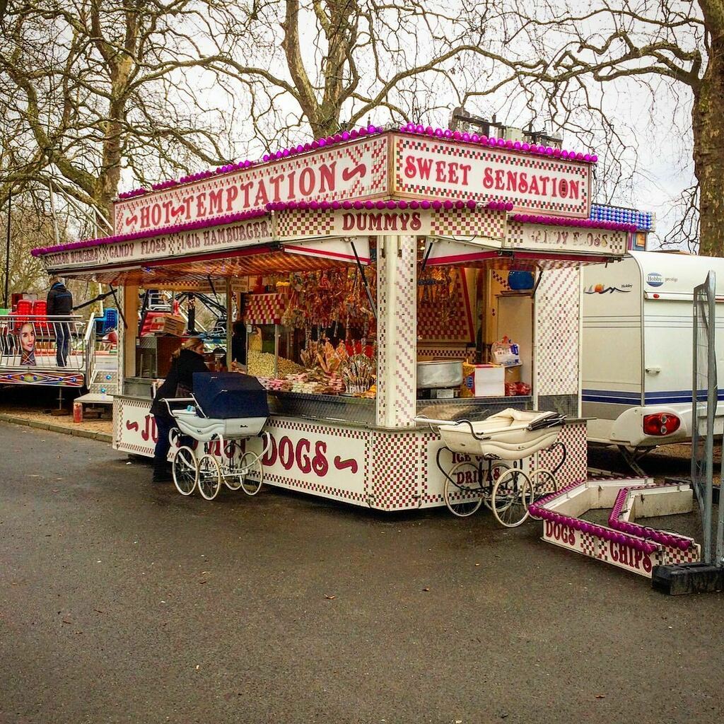 malumpfy's tweet photo. Babe magnet. 
The traditional Battersea Park Easter Funfair, three years ago, today.

#hottemptation #sweetsensation #babemagnet #easterfunfair #easter #batterseapark #funfair #foodvan #battersea #sw11 #wandsworth #london #london🇬🇧 #londonist #visitlondo… https://t.co/6Q5JSEp9OB https://t.co/GaBZXUTKGB