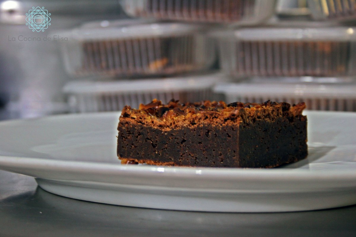 ¿Eres un auténtico amante de los dulces? 🍫 Hoy es presentamos el postre estrella de #LaCocinaDeElisa… ¡el brownie de chocolate con nueces!. Explosivo sabor a chocolate con una suave textura por dentro y crujiente por fuera. ¡Quién prueba, repite! 

🌐 lacocinadeelisa.es