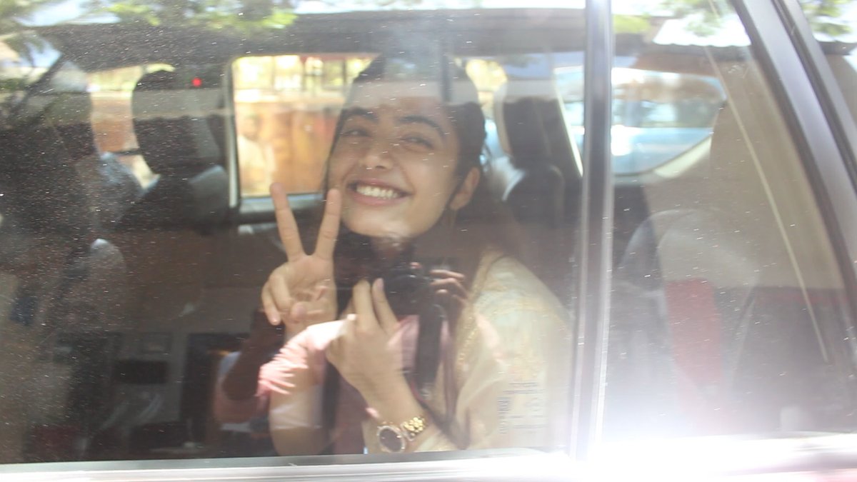 BollyTellyBuzz's tweet photo. Spotted📸: National crush #RashmikaMandanna gets papped in the city today https://t.co/L0vEIGlx9i