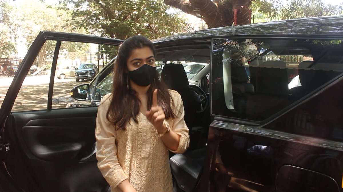 BollyTellyBuzz's tweet photo. Spotted📸: National crush #RashmikaMandanna gets papped in the city today https://t.co/L0vEIGlx9i