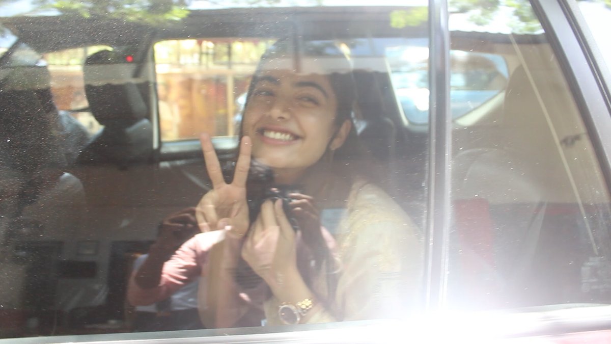 BollyTellyBuzz's tweet photo. Spotted📸: National crush #RashmikaMandanna gets papped in the city today https://t.co/L0vEIGlx9i