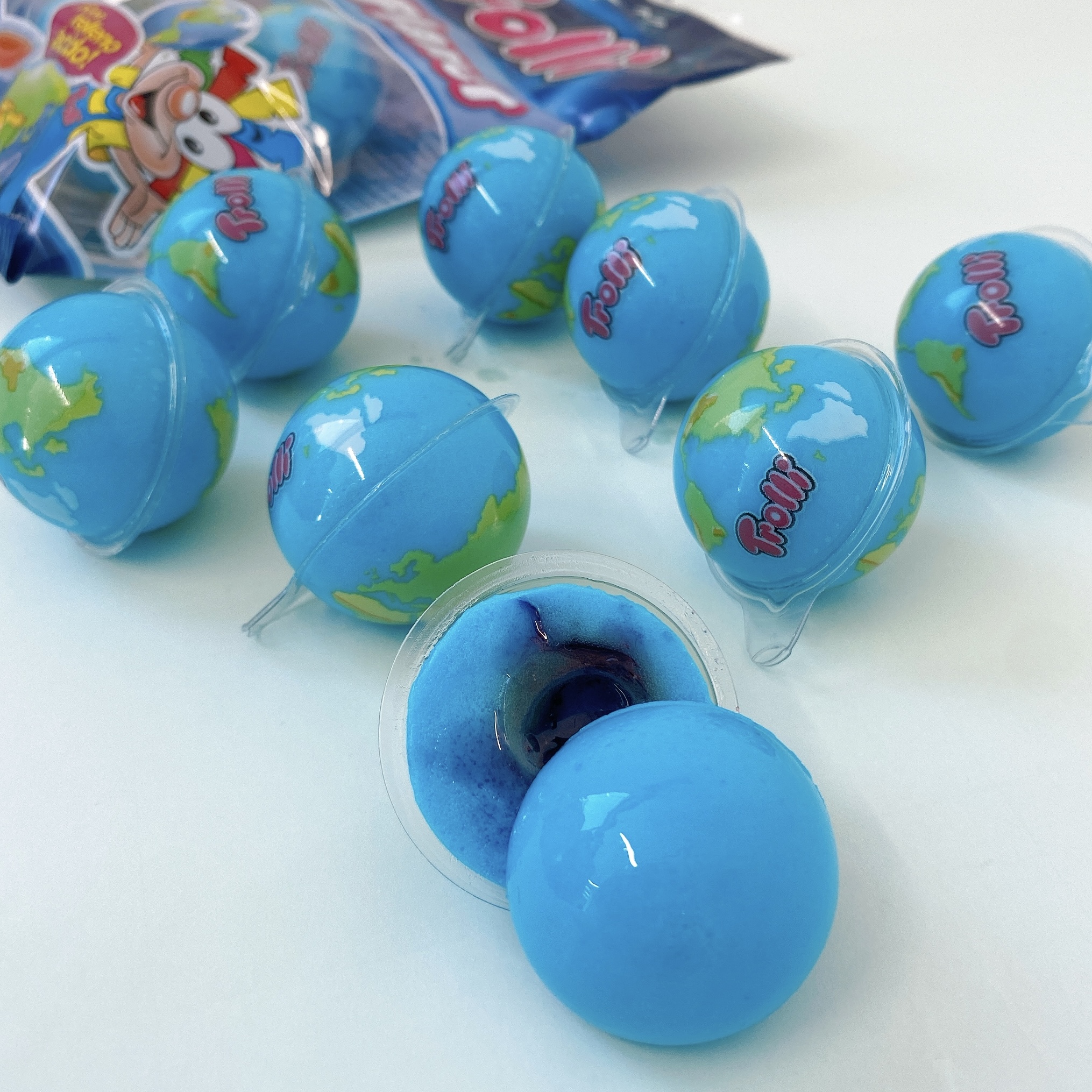 サンキューマート 公式 新発売 プレゼント お待たせしました Youtubeで大人気 地球グミ ついに サンキューマートにて発売します 発売を記念してなんと この写真の地球グミ ダンボール１つ分 ２０袋 を ５名様にプレゼント ご応募は