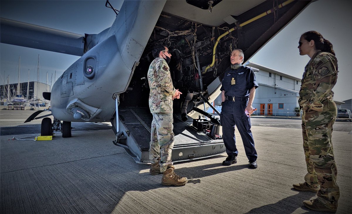 RFAMountsBay's tweet photo. First steps towards V22-Osprey and RFA LSDA Alliance
Mounts Bay flight deck team, first hands on.
Special thanks to 7SOS-USAF, Steve Gladstone &amp; Mick Sherry.
#v22osprey #7SOS #BayClass #16000kgPurePower
@HeliOperations @usairforce @RFAHeadquarters @RFAMountsBay @RoyalNavy https://t.co/90CWyz4y0a