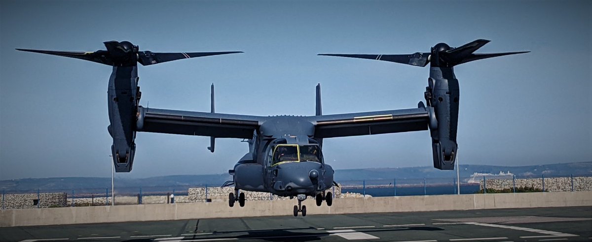 RFAMountsBay's tweet photo. First steps towards V22-Osprey and RFA LSDA Alliance
Mounts Bay flight deck team, first hands on.
Special thanks to 7SOS-USAF, Steve Gladstone &amp; Mick Sherry.
#v22osprey #7SOS #BayClass #16000kgPurePower
@HeliOperations @usairforce @RFAHeadquarters @RFAMountsBay @RoyalNavy https://t.co/90CWyz4y0a