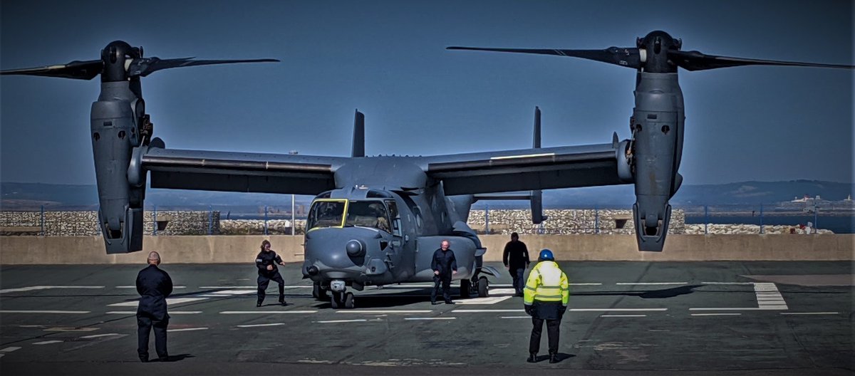 RFAMountsBay's tweet photo. First steps towards V22-Osprey and RFA LSDA Alliance
Mounts Bay flight deck team, first hands on.
Special thanks to 7SOS-USAF, Steve Gladstone &amp; Mick Sherry.
#v22osprey #7SOS #BayClass #16000kgPurePower
@HeliOperations @usairforce @RFAHeadquarters @RFAMountsBay @RoyalNavy https://t.co/90CWyz4y0a