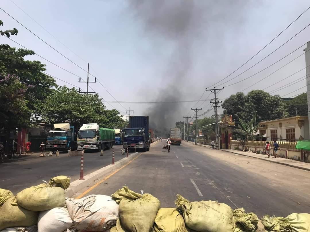 NaingSitThway's tweet photo. BaYintNaung Road , Insein TsP March 31 . Around 2:00 PM #Mar31Coup 
#WhatsHappeningInMyanmar https://t.co/UrIB5d5w4z