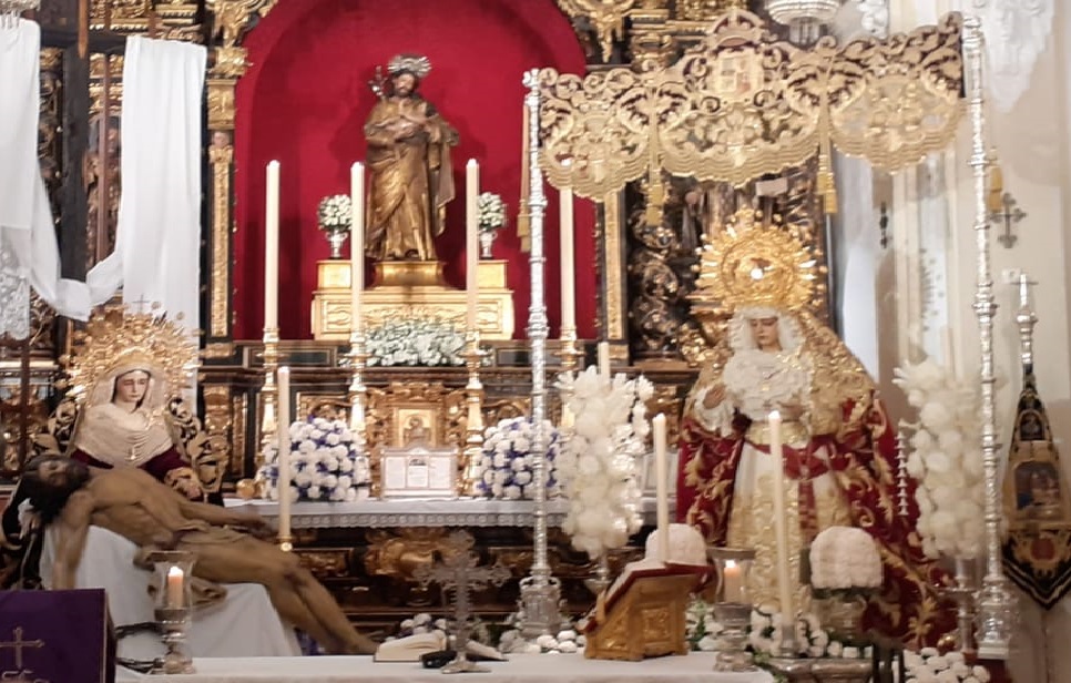 La imagen de San José donada por Pepe Hillo a la sevillana <a href="/HdadBaratillo/">Hermandad del Baratillo</a> en 1774 preside el altar en el que esta SSanta se exponen los titulares de la cofradía, la Piedad y la Caridad, patrona de la vejez del toreo.  Por el COVID tampoco podrán procesionar hoy Miércoles Santo