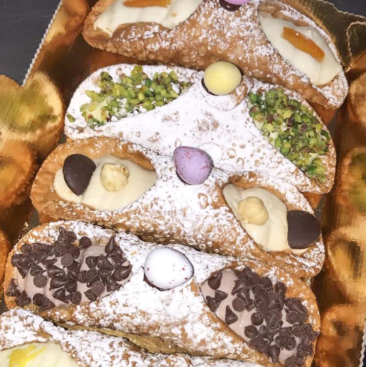 ToonsBridge's tweet photo. Yes they are Easter eggs on our cannoli π€©
#easter #toonsbridge #cannoli https://t.co/cNnY26QvwR