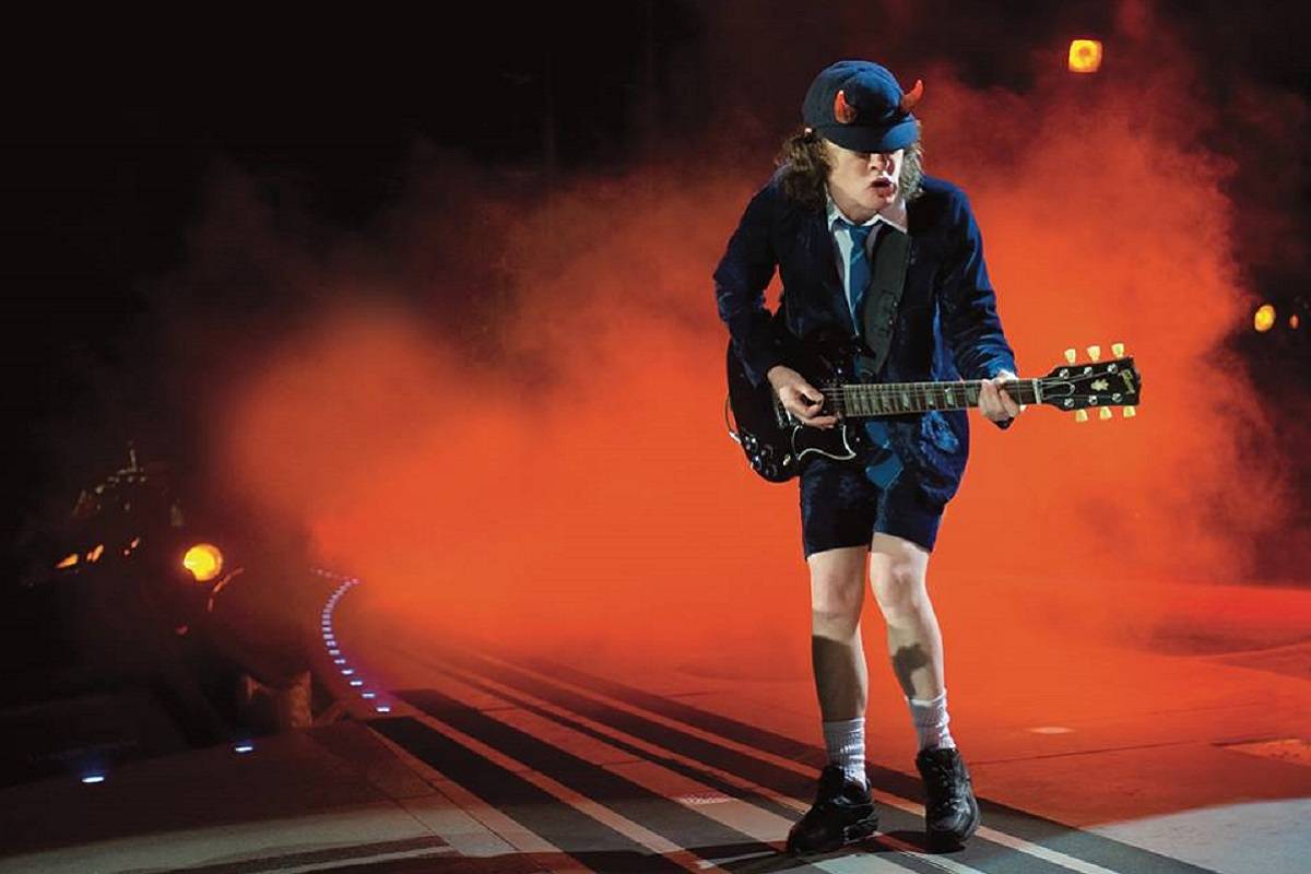 ¡ Feliz san #AngusYoung 😈 ! El líder de <a href="/acdc/">AC/DC</a> ya no es tan 'young'... Desde hoy, tiene 66 primaveras.  
🎂 ¡FELICIDADES, chaval! 🎂 #RockFMérides