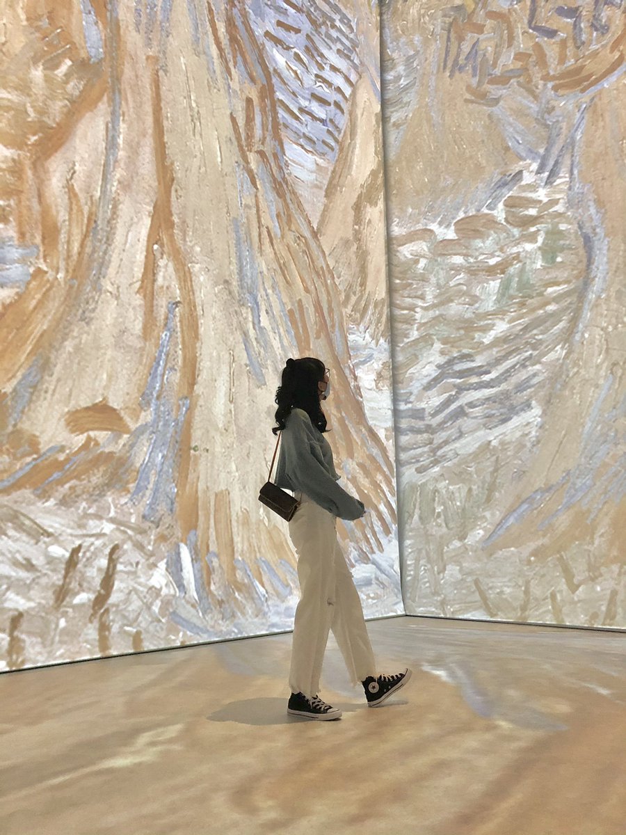 วันนี้ไปชมงาน imagine van gogh มา ประทับใจมากกก เหมือนเดินอยู่ในโลกแห่งจิตนาการ อะเมซิ่งมากไม่อยากออกเลย 🥺