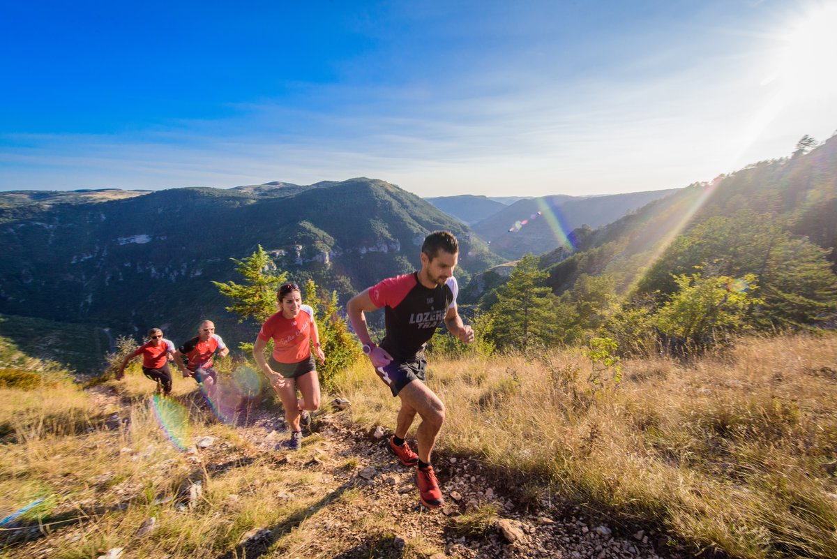 Amis #traileurs 🏃, pourquoi ne pas faire de la #Lozere votre terrain de jeux ? 😏

Tester les chemins de Lozère, c'est les adopter ! 😉 🏞⛰🌸🌼

Retrouvez tous les parcours ici 👉 bit.ly/3cChrDh

#lozeretourisme #trail #trailrunning
📷 Régis Domergue