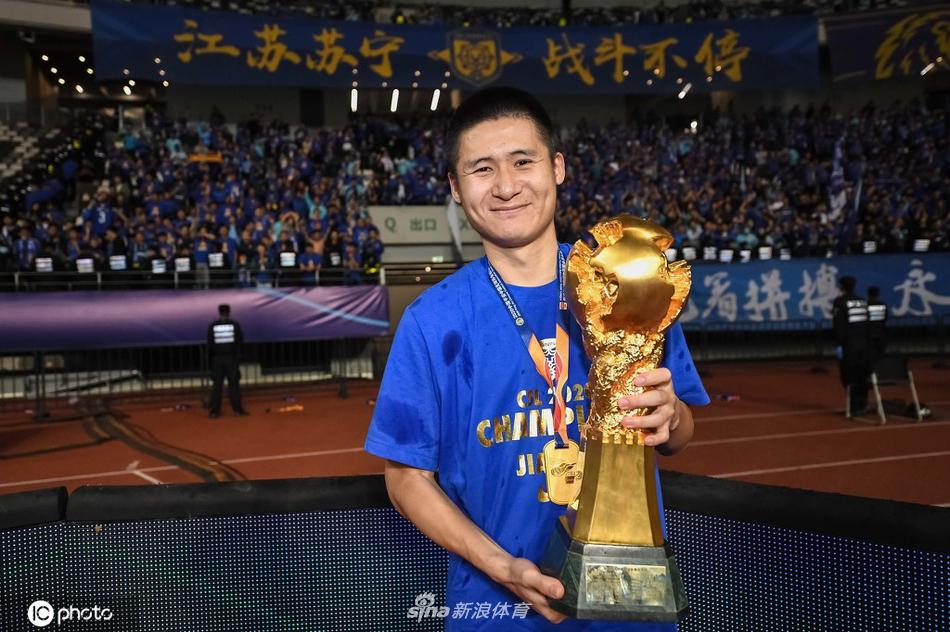 CSLfutbol's tweet photo. Zhou Yun (30) anuncia su retirada del fútbol. Debutó con el #JiangsuFC en 2008 y ahí ha jugado hasta la fecha. En su última temporada en activo, y del club también, consiguió la #SuperLigaChina. #OneClubMan https://t.co/4YnZcTvmDh