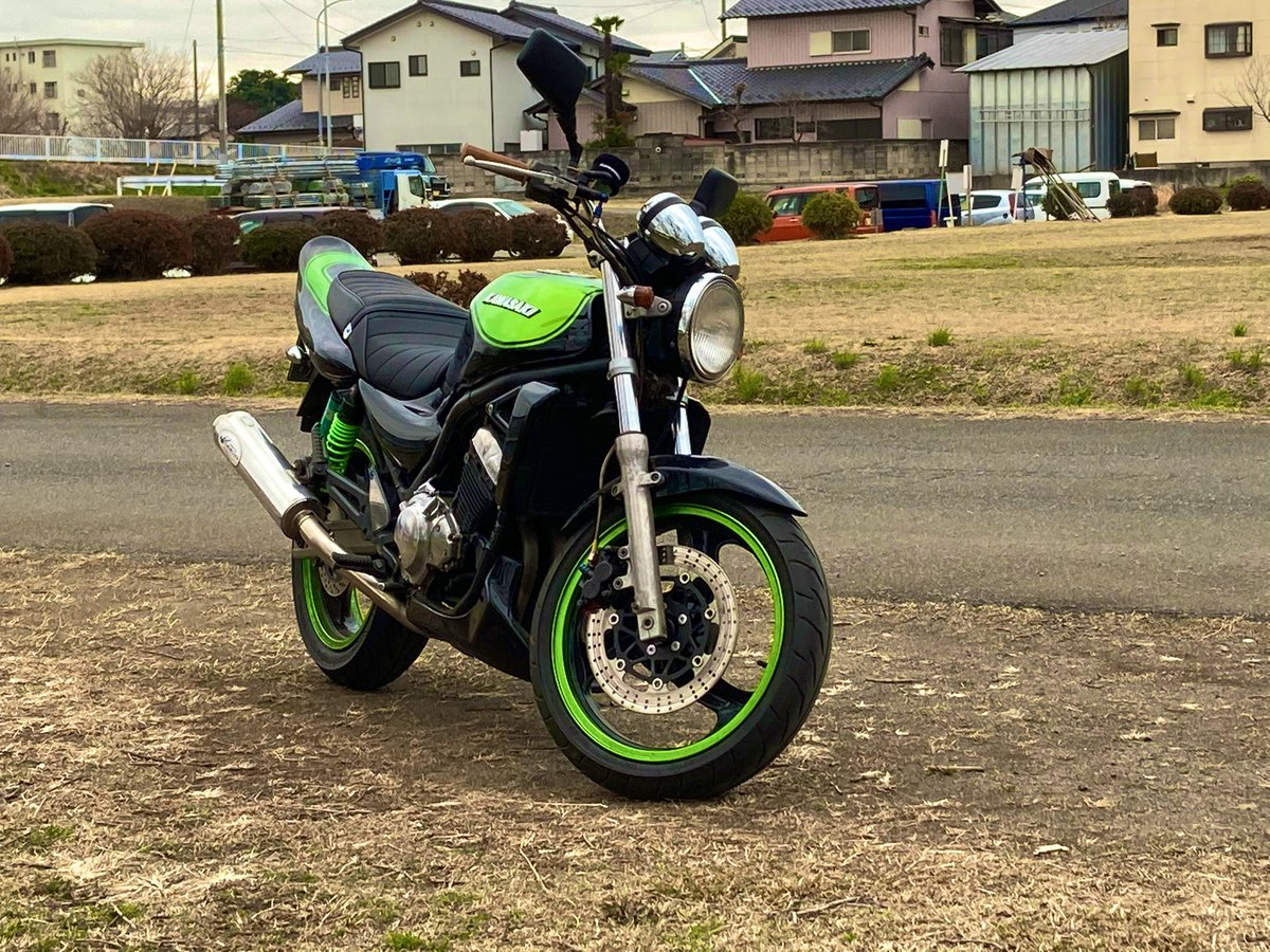 barius_baribari's tweet photo. 一枚目→現在のバリ雄君
二枚目→納車当初のバリ雄君
低めのハンドルは渋くて好きだったけど、腰に負担がかかるのでハンドルをちょいアップに変更💨
グリップも変えて旧車仕様に!
賛否が分かれそう。。笑
#バリオス2
#barius2
#kawasaki
#バイク乗りと繋がりたい
#バイク好きと繋がりたい https://t.co/4Fb8BgzMii