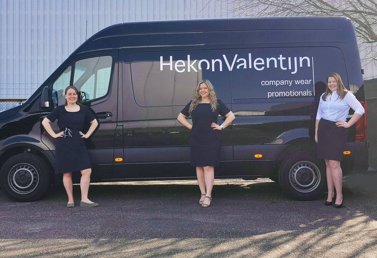HV-Rokjesdag! Met dit prachtige weer hebben we vandaag #rokjesdag bij HekonValentijn! Onze eigen dames Chantal, Susan en Desirée showen vandaag onze representatieve kledinglijn. Laat de zomer maar komen! ☀