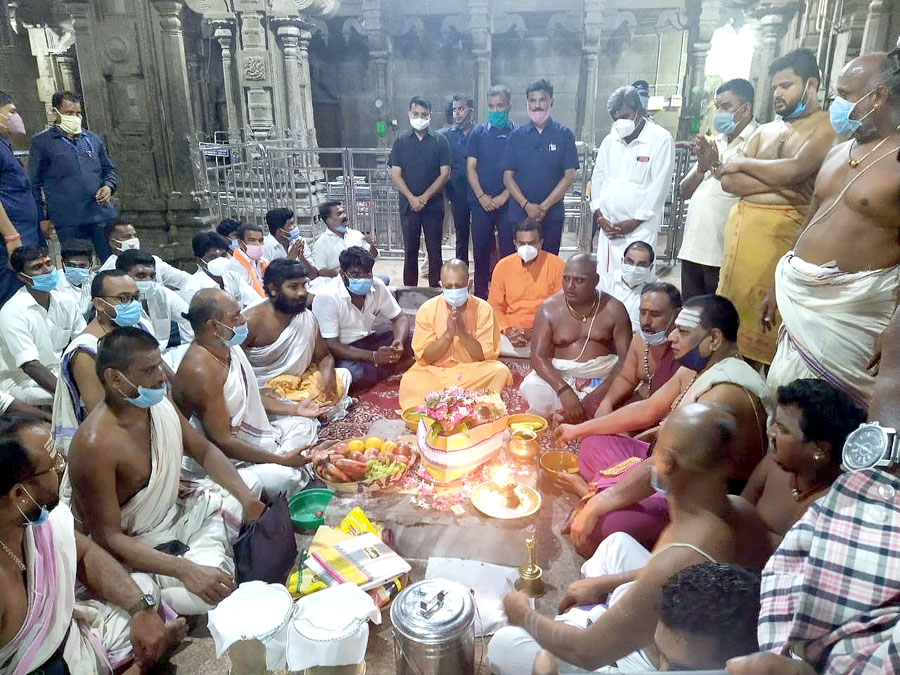 myogiadityanath's tweet photo. आज 24 वर्ष बाद, मर्यादा पुरुषोत्तम प्रभु श्रीराम द्वारा सेतुबंध निर्माण के लिए शिवजी की आराधना हेतु स्थापित पवित्र ज्योतिर्लिंग के दर्शन व अभिषेक का अवसर मिला

जे रामेस्वर दरसनु करिहहिं।
ते तनु तजि मम लोक सिधरिहहिं॥
जो गंगाजलु आनि चढ़ाइहि।
सो साजुज्य मुक्ति नर पाइहि॥

जय श्री राम https://t.co/UWJQxiquAs