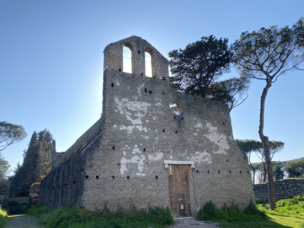 Just across the street from the tomb, we find a rare example of Gothic architecture in Rome!Built in 1303, the Cistercian Church of San Nicola once served the fortified village of the Caetani family, who owned this part of the Via Appia. – bei  Mausoleo di Cecilia Metella