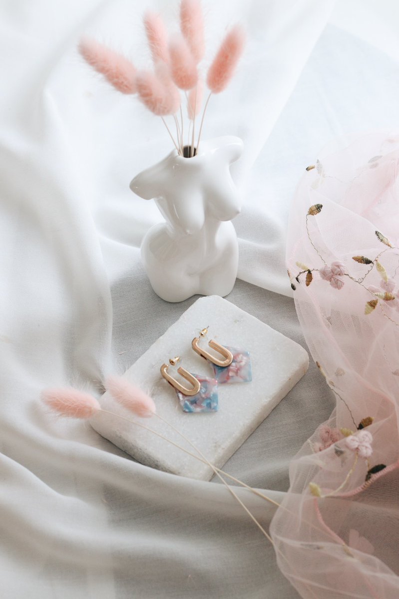 I’m entering <a href="/Conna_Walker/">Conna Walker</a> #CBwomen4women on behalf of my fledgling lux lifestyle and gifting brand powered by a wonderful team of four women. <a href="/AnnaPhilipLdn/">Anna Philip London</a> has been spreading joy lockdown and beyond with natural skincare, gorgeous jewellery and  sustainable homewares 🥰