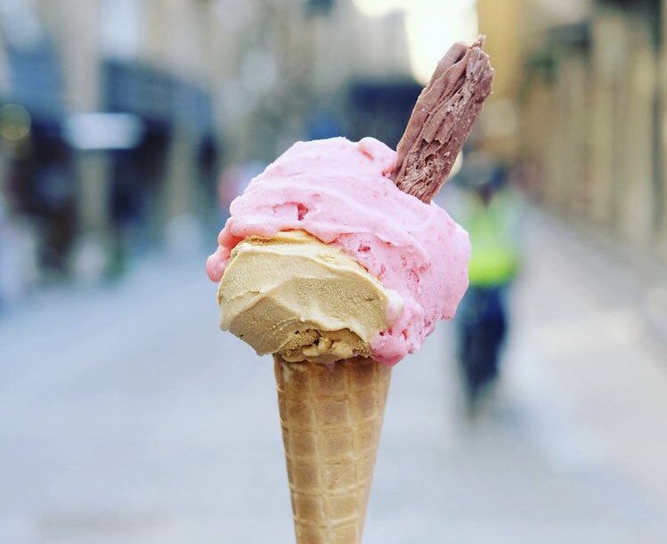 provisions_mkt's tweet photo. Find #FieldsGelato at @courageyard today for a very weather-appropriate #ProvisionsPopUp! π¦π¨
Theyβll be serving up their #artisan gelato flavours from 3-6pm ππ°π«π
Grab one and enjoy in the sun at @PottersFieldsPa π³βοΈ
#TowerBridge #ShadThames #SE1 #LondonHeatwave https://t.co/v8wiNthYB7