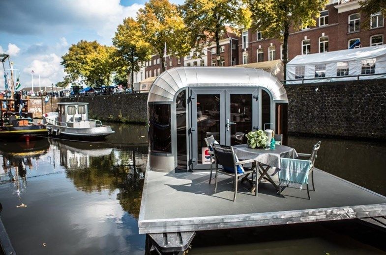 NIEUW: Dit is 'The Coon', een karakteristiek aluminium eco floating home dat op klassieke wijze is geklonken. Het ontwerp is geïnspireerd op stijliconen als de Dakota &amp; Airstream caravan. Slapen op het water op een top locatie midden in Den Bosch: buff.ly/31B0Bi2