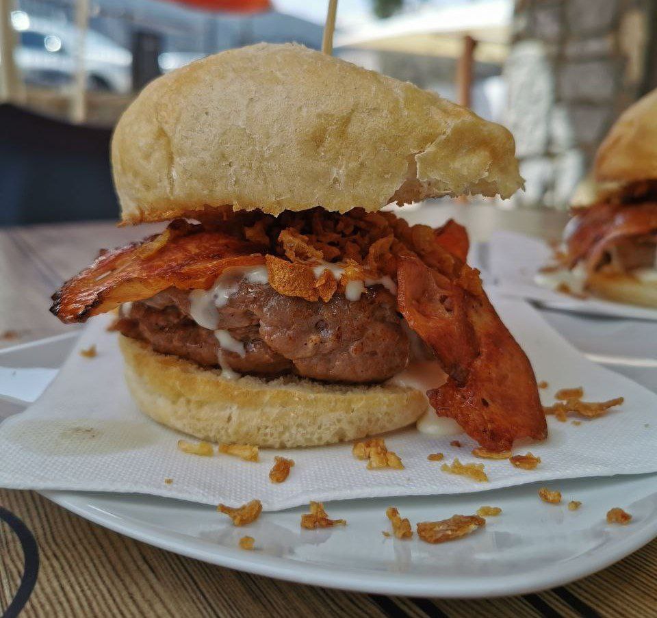 La nostra burguer Estadi amb carn de vedella del Pirineu, ceba i bacon mega-cruixents i crema de camembert. 🤤