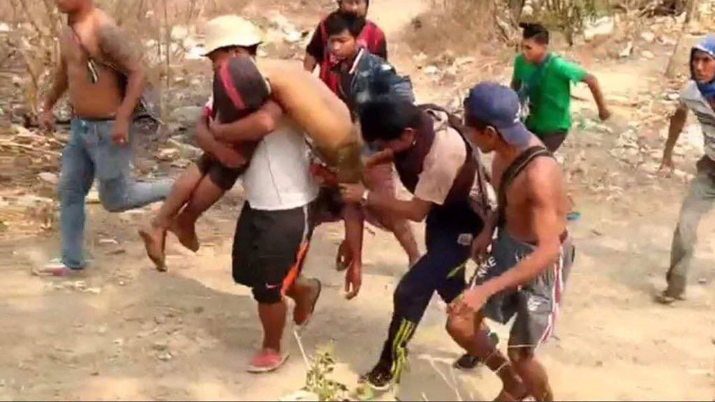 SuSandarWin9's tweet photo. 📍A civilian was headshot to dead with live ammunition in NatChaung,Kale Tsp. Terrorists are using hand grenades against unarmed civilians.All connections are also cut to cover their abhorrent actions.
UNSC ACT NOW 
#WhatsHappeningInMyanmar #Mar31Coup  
#foravote
#MilkTeaAlliance https://t.co/koO7NAmK1c