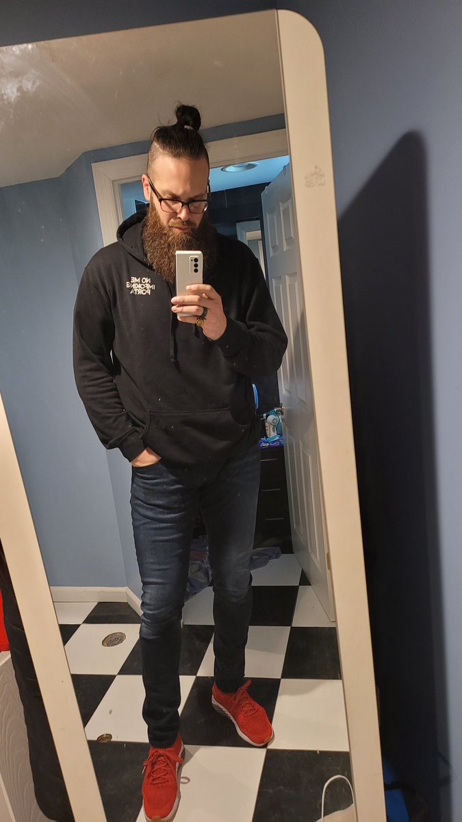 ElOsoBlancoNj's tweet photo. Skinny jeans on a giant.... 
Damn I love leggings and shorts . But finding an actual pair of jeans that fit my tall ass was hard. Thanks @GStarRAW
#hipdad #cooldad https://t.co/Y1FLWM50Ik