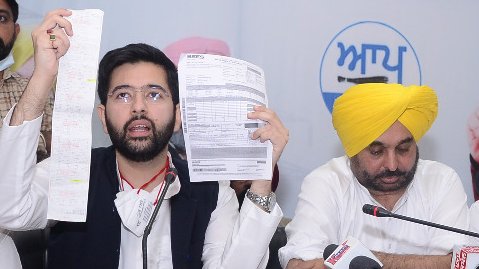 AAPPunjab's tweet photo. AAP Punjab Seh-Prabhari @raghav_chadha exposed @capt_amarinder government by showing Delhi and Punjab government's electricity bills.

#PunjabBijliAndolan
#AAPKaBijliAndolan https://t.co/bpmkmyt00p