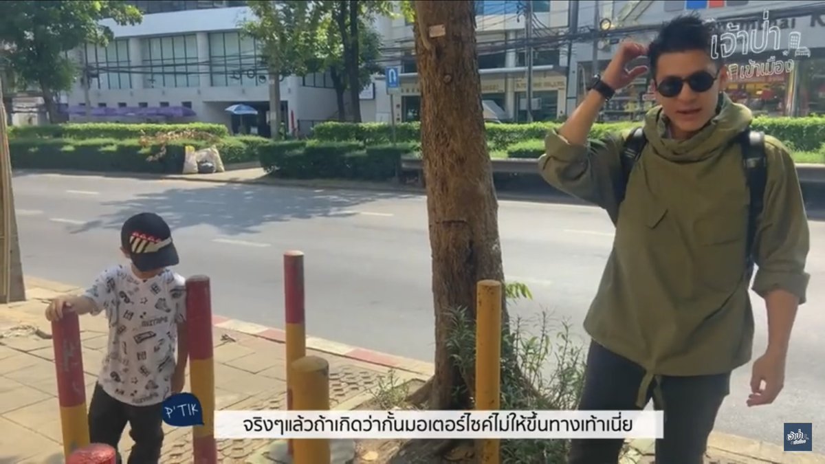wachch_'s tweet photo. คือพี่ติ๊กถามใช่มั้ยว่าเสานี้มีไว้ทำไม ทีมงานก็บอกกั้นมอไซ แล้วพี่เค้าก็บอกว่างี้รถวีลแชร์ก็เข้ามาไม่ได้สิ แล้วพี่เค้าก็บอกถ้าอยากแก้ปัญหามอไซ ไม่ต้องสร้างพวกนี้หรอก ใช้กฎหมาย โอ้ย อีตู่ อีเหี้ย https://t.co/i5pgQrjLiu