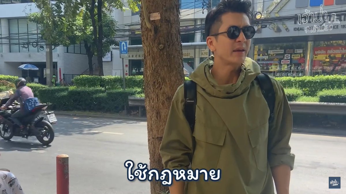 wachch_'s tweet photo. คือพี่ติ๊กถามใช่มั้ยว่าเสานี้มีไว้ทำไม ทีมงานก็บอกกั้นมอไซ แล้วพี่เค้าก็บอกว่างี้รถวีลแชร์ก็เข้ามาไม่ได้สิ แล้วพี่เค้าก็บอกถ้าอยากแก้ปัญหามอไซ ไม่ต้องสร้างพวกนี้หรอก ใช้กฎหมาย โอ้ย อีตู่ อีเหี้ย https://t.co/i5pgQrjLiu
