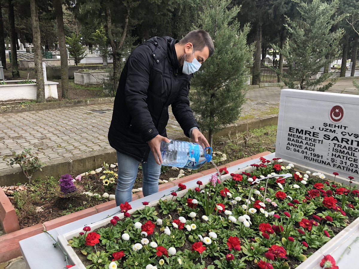 Gençlik Kolları Başkanımız Metehan Gürsu ve yönetimi, Halk-Lis Başkanımız Efe Yıldızaydın ile birlikte Şehidimiz Emre Sarıtaşın 5. Ölüm Yıl dönümünde kabrini ziyaret ettik.  Saygı ve Rahmetle anıyoruz...